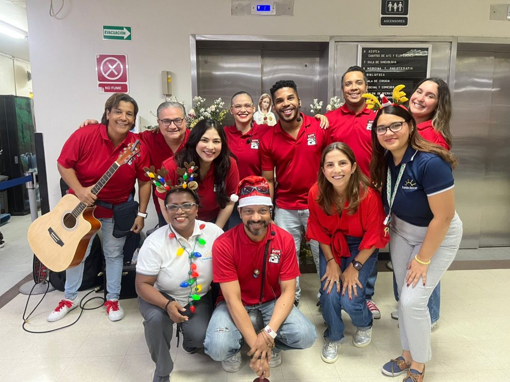 En diciembre Fundacáncer llevó música y rosas a pacientes del ION